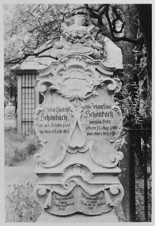 Grabmal Rosine Elisabeth (gestorben 1750) und Johann Paul Schönbach (gestorben 1960) : Grabmal Rosine Elisabeth (gestorben 1750) und Johann Paul Schönbach (gestorben 1960). Sandstein, Mitte 18. Jahrhundert. Königstein, Festung