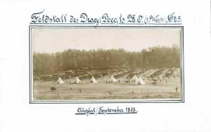 Feldstall des Regiments der Garnison Ludwigsburg: Pferde in Boxen im Freien stehend, im Vordergrund Zelte