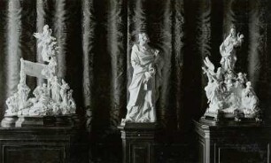 links: Tod des heiligen Xaver (Kändler 1738/1739), Mitte: Petrus (Kändler um 1735, Neuausformung für die Kapelle des Japanischen Palais), rechts: Madonna mit heiligem Antonius (Kirchner)