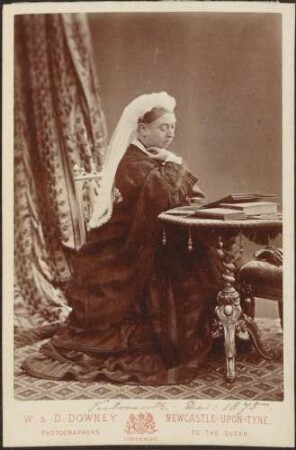 Queen Victoria, Ganzfigur.