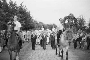 Festumzug bei Hahnrupfen in Guhrow : Swjedźenski ćah při łapanju kokota na Górach : Guhrow / Góry