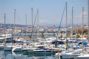 Cannes - Yachthafen : Seglerhafen, Blick auf Zentrum von Cannes, aufgenommen 2006