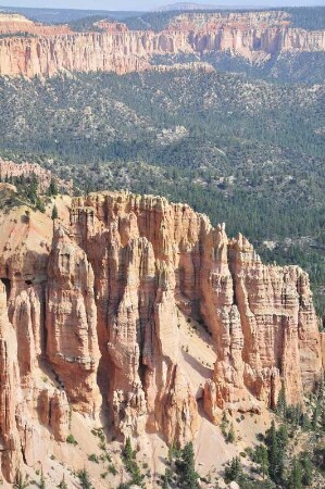 Sandsteinfelsen im Bryce Canyon Nationalpark : Von zahlreichen Aussichtspunkten können Besucher im Bryce Canyon Nationalpark die unterschiedlichen Sandsteinformationen und Felsnadeln, so genannte "Hoodoos", betrachten. Aufgenommen am 18. August 2012