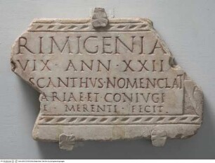 Tafelfragment mit Grabinschrift "[P]RIMGENIA[E]... // ...MERENTI FECIT"