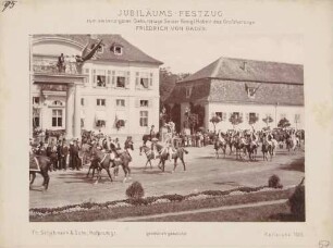 Kostümierte zu Pferd beim Jubiläums-Festzug zum 70. Geburtstag des Großherzogs Friedrich I. von Baden vor dem Karlsruher Schloss