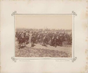 Exerzierfeld, Großherzog Friedrich I. zu Pferd inmitten berittener Uniformierter.
