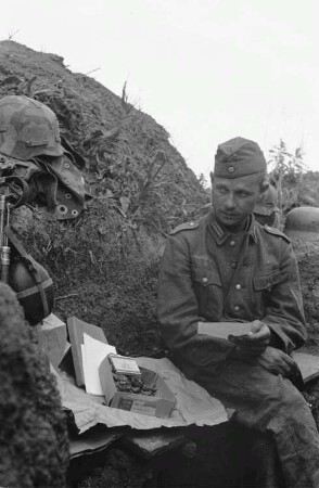 Zweiter Weltkrieg. Frontbilder. Sowjetunion. Franz Grasser beim Lesen eines Briefes