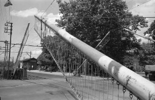 Haltestelle Erbprinz der Albtalbahn in Ettlingen mit schienengleichem Bahnübergang der Bundesstraße 3.