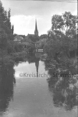 Peter-Paul-Kirche, davor Heiligen-Geist-Viertel und Trave