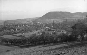 Freital-Döhlen. Stadtansicht mit Gussstahlwerk Döhlen. Blick von Zechels Höhe gegen den Windberg