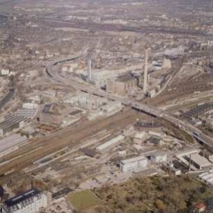 Dresden. Löbtauer und Nossener Brücke. Blick über Alten Annenfriedhof, Zwickauer Straße, Gleisanlagen der Deutschen Bahn, Heizkraftwerke und Stadtteil Löbtau. Luftbild-Schrägaufnahme von Südosten