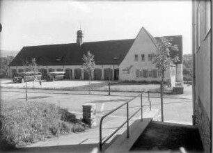 Chemnitz. Gebäude der Deutschen Reichspost, Postamt Zschopau II, Auestraße 4 : Serie "Chemnitz. Post". Gebäude der Deutschen Reichspost. Postamt Zschopau II, Auestraße 4, mit Garagentrakt (wohl um 1935). Ansicht mit zwei Fahrzeugen