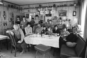 Familie in ihrem Wohnzimmer