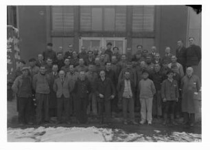 Industrie-Kraftwerk. Gruppenbild der Belegschaft vor der Lehrwerkstatt : Lauta (Niederlausitz). Industrie-Kraftwerk. Gruppenbild der Belegschaft vor der Lehrwerkstatt