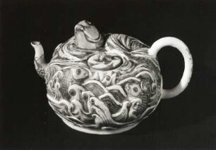 Teekanne mit plastischem Dekor (Wellen und Fische) : Teekanne mit plastischem Dekor (Wellen und Fische). Porzellan, bemalt, Höhe 11,2 cm. China (King-te tschen), 1662/1722