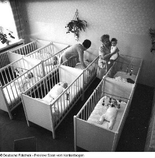 Dresden-Johannstadt, Dürerstraße 50, Serie: Kindergärten und -krippen, Kindergarten. Außenanlage mit Bungalow und Kindergruppe