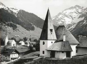 Hirschegg (Kleinwalsertal). Ortsansicht mit katholischer und evangelischer Kirche
