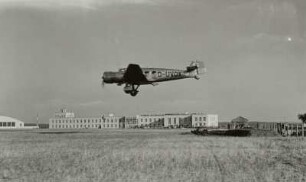 Dresden-Klotzsche, Flugehafen, einmotoriges Verkehrsflugzeug beim Landeanflug