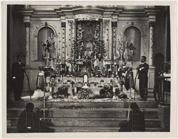 Bewachter Altar mit aufgebautem Abendmahl