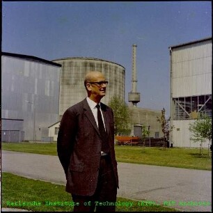 Prof. Karl Wirtz (Leiter des Instituts für Neutronenphysik und Reaktortechnik (INR)) vor der Rotunde des Forschungsreaktors 2 (FR 2), von Südosten