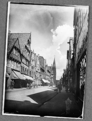 Im alten Lüneburg : Lüneburg. Grapengießerstraße. Blick nach Osten zum Turm der Johanniskirche