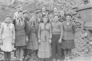 Räumen der Trümmer als Vorarbeit für den Neubau des Hauses der Sorben. Gruppenfoto auf der Baustelle des sorbischen Hauses. : Rumowanje rozwalinow za natwar Serbskeho domu. Skupinski wobraz na twarnišću serbskeho domu.
