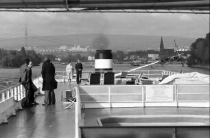 Rheinfahrt: Unter Eisenbahnbrücke
