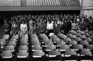 Freiburg: Freisprechungsfeier der Industrie- und Handelskammer 1957; Lehrlinge im Saal der Stadthalle