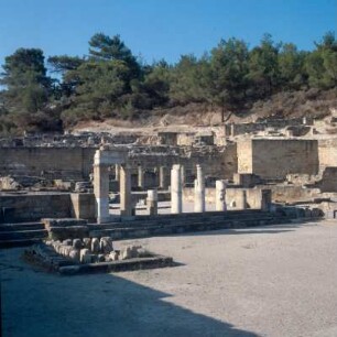 Kamiros (Rhodos). Heiligtum in der Unterstadt mit Säulen-Propylon