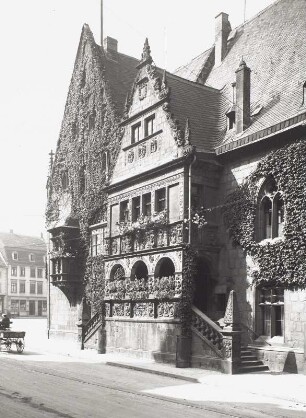 Halberstadt, Rathaus : Halberstadt. Rathaus. Ansicht von Süden mit Erker und Ratslaube mit Freitreppe