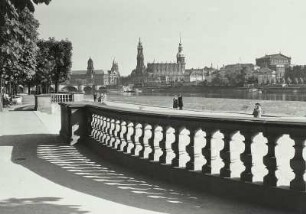 Dresden, Blick vom Neustädter Elbufer, Aussichtspavillon am Japanischen Palais nach Südosten auf die Altstadt