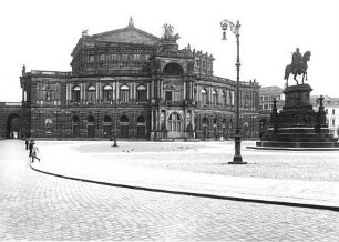 Dresden-Altstadt. Theaterplatz. Ansicht mit Semperschem Opernhaus und König-Johann-Denkmal