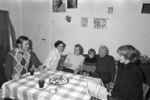 Spätaussiedlerfamilie Paczinsky aus Polen im Übergangswohnheim in der Wolfartsweierer Straße 5
