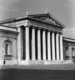 München, Königsplatz 3. Glyptothek (1816-1830; L. von Klenze). Mittelbau mit Säulenvorhalle