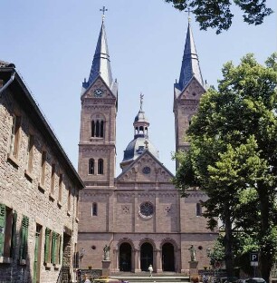 Seligenstadt. St. Marcellinus und Petrus. Westfassade von Westen
