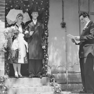 Sorbische Hochzeit in Burg-Kauper. Der Hochzeitsbitter ,,Pobratš" verabschiedet nach altem Brauch das Hochzeitspaar. : Serbski kwas w Kupaŕskich Bórkowach. Braška,, Pobratš "rozžohnuje po starym nałožku kwasny por.