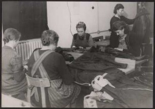 Frauen bearbeiten Kleidung