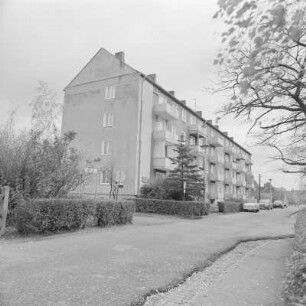Coswig, Wohnblock : Coswig. Wohnblock, ehemalige Rosa-Luxemburg-Straße. Straßenansicht