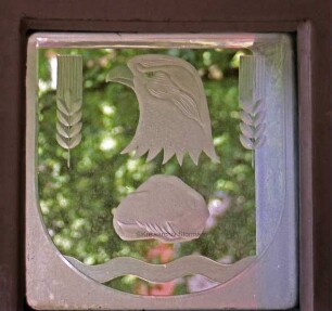 Kreistagssitzungssaal: Fensterfront: Wappen der Gemeinde Feldhorst