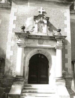 Beierfeld (Kreis Schwarzenberg). Christuskirche (Neue Pfarrkirche) (1897). Portal