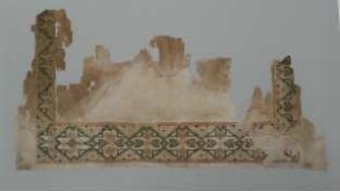 Fragment eines Tuches mit ornamentalem Muster