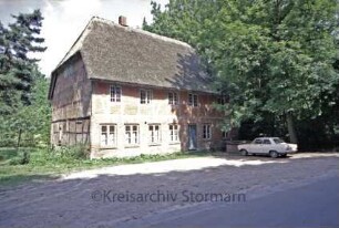 Nütschau: Schloßstraße 43: ehemalige Kornwassermühle: mit Reetdach