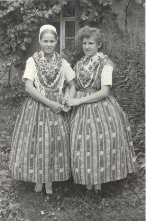 Festtracht aus Seidewinkel : Kleidung - Hoyerswerdaer Tracht. Ort: Židźino / Seidewinkel. Hoyerswerdaer Festtracht. (Tracht ohne Kappe ist unvollständig, wird aber heute so getragen.)
