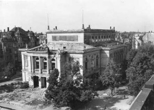 Gewandhaus zerstört und ausgebrannt durch Bombenangriff