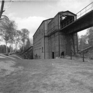 Uebigau-Wahrenbrück-Domsdorf. Brikettfabrik Louise (1882/1991 Kohleabbau; seit 1992 Technisches Denkmal). Kohlebunker