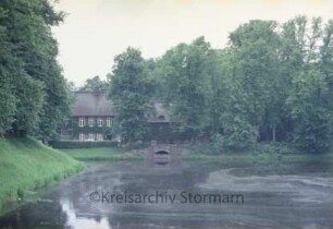 Mühlenredder 1: Schlossmühle mit Reetdach: mit Durchlass für Mühenwehr: äußerer Schlossgraben: links Schlossinsel