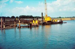Rammarbeiten an der alten Südschleuse Gelsenkirchen/Rhein-Herne-Kanal