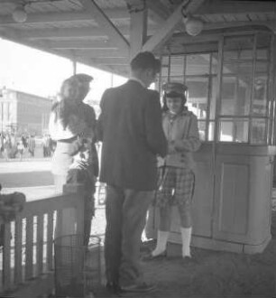 Dresden-Altstadt. Großer Garten. Ausflug mit der Pioniereisenbahn. Fahrkartenkontrolle am Bahnsteig