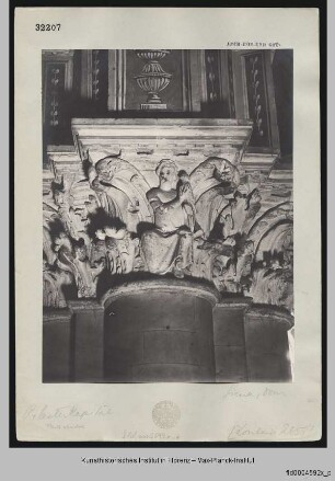 Pfeilerkapitell mit Akanthusornamenten, Köpfen und weiblichen Figuren