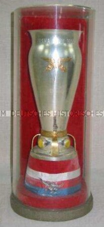 Pokal auf Sockel, mit Plexiglasabdeckung